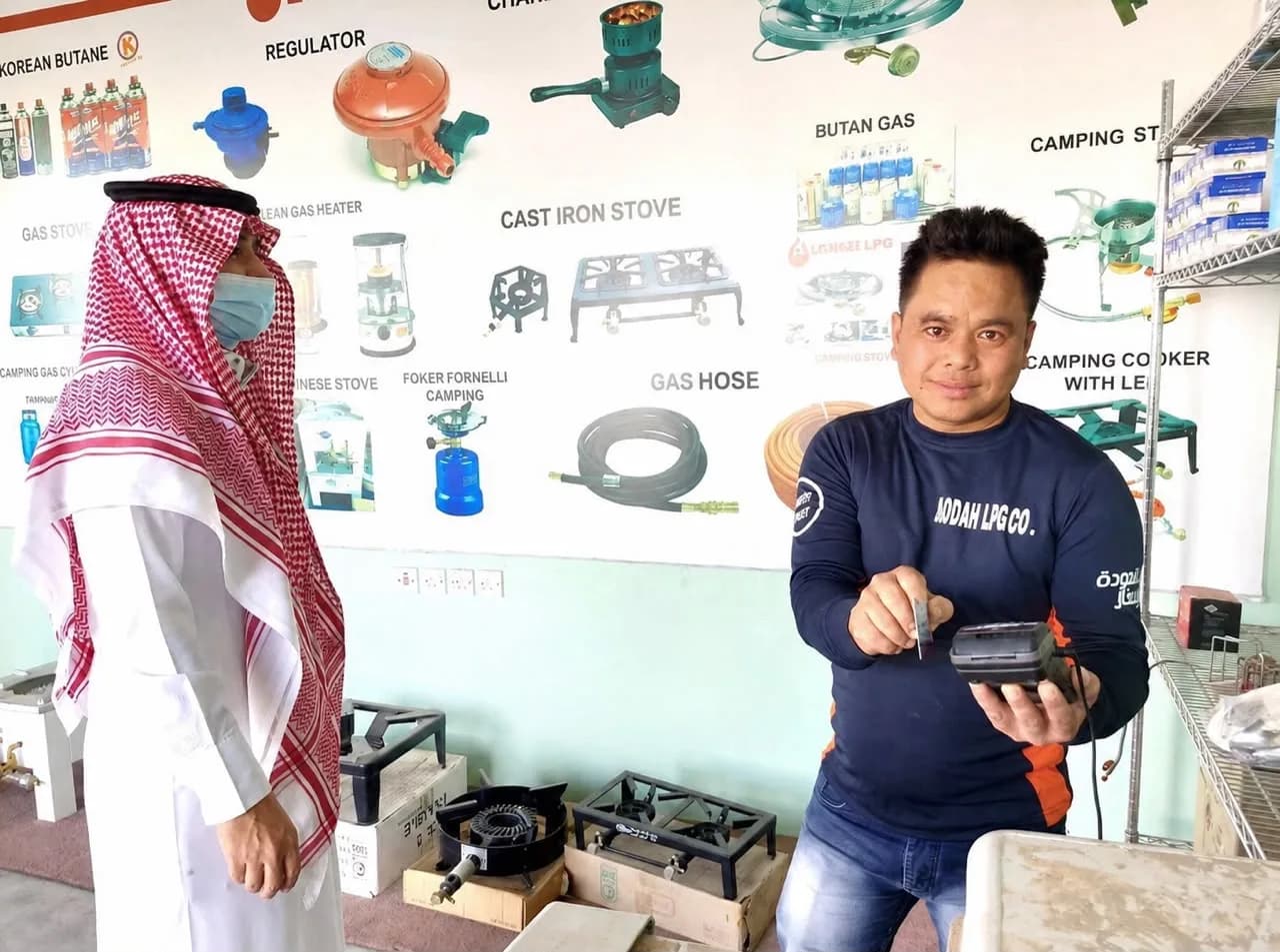 قسم عرض ملحقات ومعدات الغاز مثل المنظمات وخراطيم التوصيل